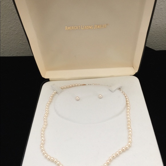 Pearl 17 in necklace w/ matching stud earrings
(EUC) - Picture 1 of 4